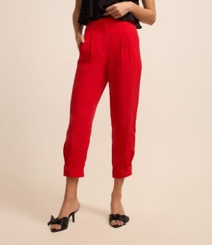 Calça Cenoura Alfaiatada com Pregas e Botão na Barra Vermelho