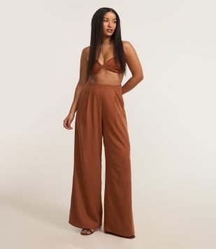 Calça Pantalona Alfaiatada com Pregas Frontais Marrom