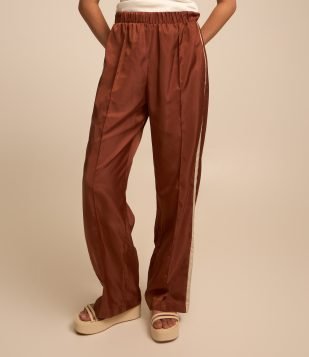 Calça Reta com Textura Acetinada e Viés na Lateral Marrom