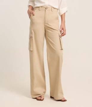 Calça Wide Leg Alfaiataria em Sarja com Bolso Cargo Bege