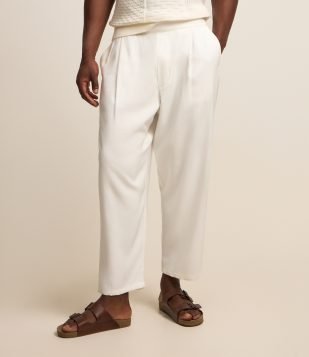 Calça em Alfaiataria Acetinada em com Cós Elástico Branco