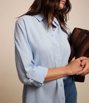 Camisa Básica em Viscolinho com Detalhe na Manga Azul Claro