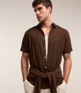 Camisa Comfort Básica em Linho com Manga Curta Marrom Escuro