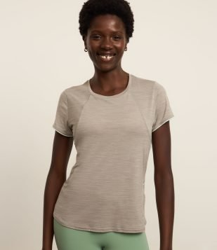 Camiseta Esportiva com Tecnologia Dry e Friso nas Costas Cinza