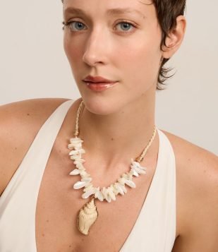 Maxi Colar com Cascalhos Búzios e Pingente de Concha Perolado