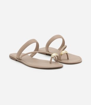 Sandália Rasteira em PU com Detalhe de Metal na Dedeira Marrom