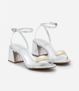 Sandália com Salto Bloco e Detalhe Metálico Bold Prata