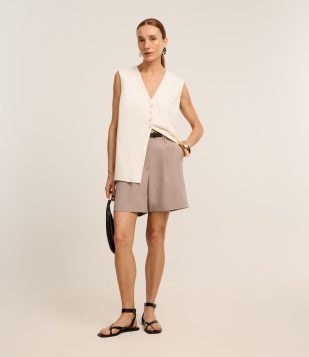 Short Alfaiatado com Pregas e Cinto Fino de PU Cinza