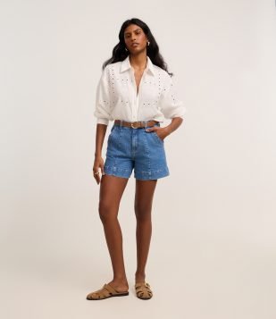 Short Regular em Jeans com Pesponto Contrastante e Bolso Faca Médio