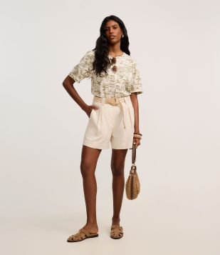 Short Reto Cintura Alta em Viscolinho com Cinto de Ráfia Bege