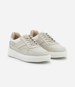 Tênis Casual em Couro com Amarração de Cadarço e Recortes Off White