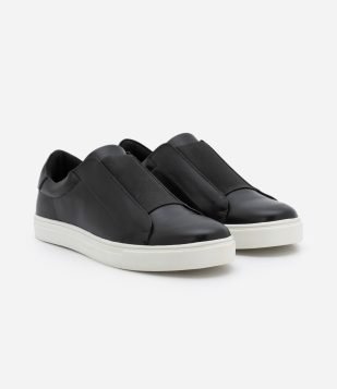 Tênis Slip On em Couro com Recortes e Elástico na Parte Superior Preto