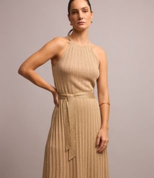 Vestido Midi Evasê Sem Manga em Viscose Brilhante com Cinto e Pregas Dourado