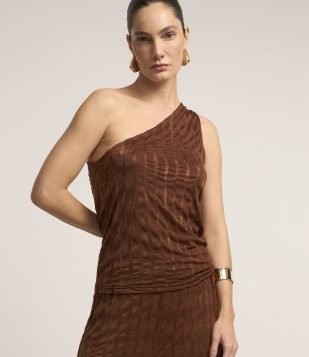 Blusa Sem Manga Texturizada com Decote Ombro Só Marrom