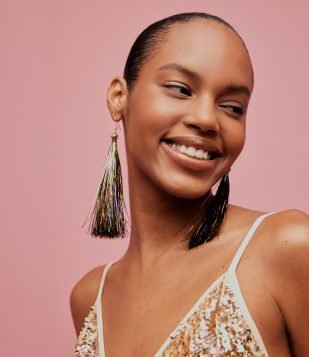 Brinco Fio em Plástico com Franjas Metálicas Coloridas Multicores