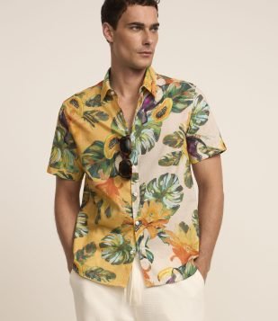 Camisa Regular em Voil com Estampa Tropical Multicores