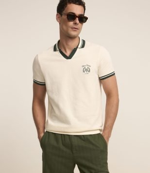 Camiseta Polo Comfort com Detalhes Contrastantes e Estampa de Brasão Branco