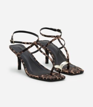 Sandália Animal Print com Salto Fino e Dedeira em Metal Animal Print