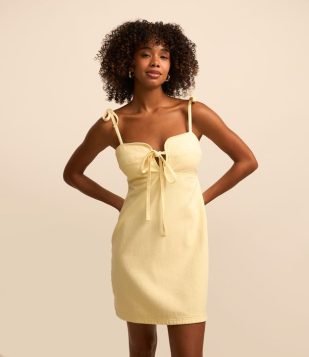 Vestido Curto em Sarja com Decote e Alças com Lacinho Amarelo