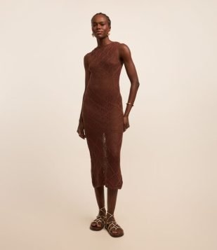 Vestido New Midi em Tricô com Decote Halter e Ponto Crochetado Marrom