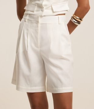 Bermuda Alfaiatada em Viscolinho com Cintura Alta e Pregas Branco