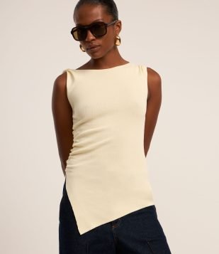 Blusa Sem Manga em Tricô com Drapeado Lateral e Barra Assimétrica Off White