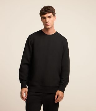 Blusão Fechado Esportivo com Punho Ajustado e Etiqueta Aplicada Preto