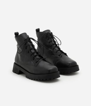 Bota Coturno em Couro com Bico Quadrado e Cadarço Preto