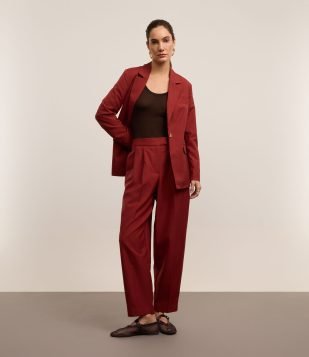 Calça Cenoura Alfaiataria Boho com Pregas Frontais Vermelho