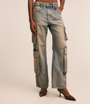 Calça Reta em Jeans Dirty Washed com Bolsos Cargo Azul