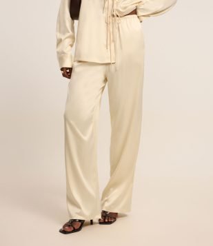 Calça Wide Leg Acetinada com Cós de Elástico Bege Creme