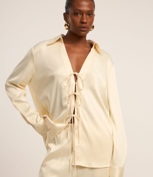 Camisa Acetinada com Amarrações Frontais e Gola Polo Bege Creme