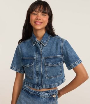 Camisa Cropped em Jeans com Bolsos e Vista de Botões Azul