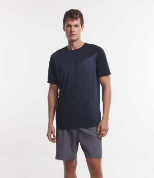 Camiseta Esportiva com Estampa Degrade e Proteção UV Preto Azulado