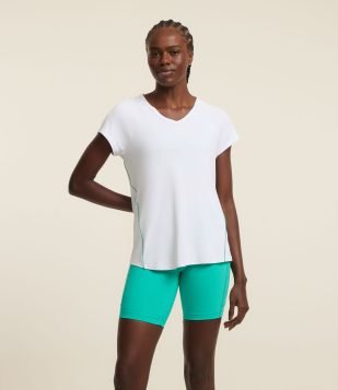 Camiseta Esportiva em Microfibra com Friso Branco