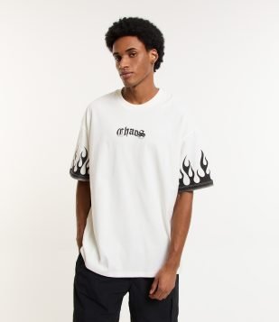 Camiseta Oversized em Meia Malha com Lettering Chaos e Chamas Branco