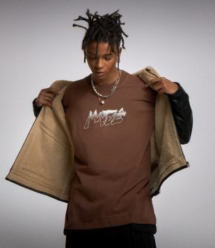 Camiseta Relaxed em Algodão e Estampa Matuê Frente e Costas Marrom