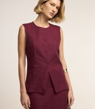 Colete com Botões Forrados e Detalhe em V na Barra Bordo