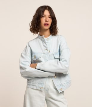 Jaqueta Trucker em Jeans com Gola Alta e Bolsos Azul Claro