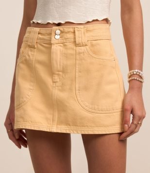 Saia Curta em Sarja com Botões Duplos e Bolso Carpinteiro Amarelo