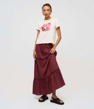 Saia Longa em Viscolinho Texturizado com Renda e Detalhe em Entremeio Vermelho