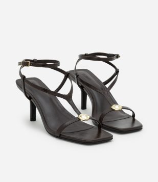 Sandália Salto Fino e Bico Quadrado com Enfeite Metalizado Marrom