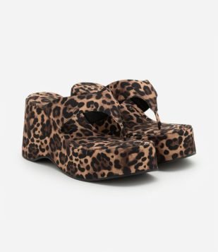 Sandália de Dedo Plataforma Texturizada com Estampa Animal Print Marrom