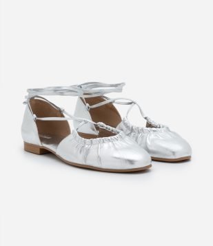 Sapatilha em PU com Amarração e Detalhe Franzido Prata