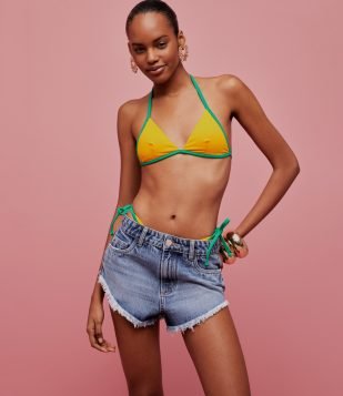 Short Micro em Jeans com Cintura Baixa e Barra Desfiada Azul