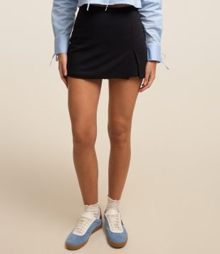 Short Saia em Ponto Roma com Fendinha Preto