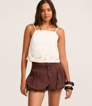 Short em Sarja com Pregas e Barra Ajustada Marrom