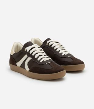 Tênis Estilo Chuteira em PU com Detalhes nas Laterais Marrom