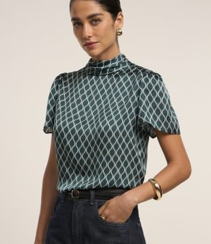 Blusa Acetinada com Gola Alta e Estampa Geométrica Verde