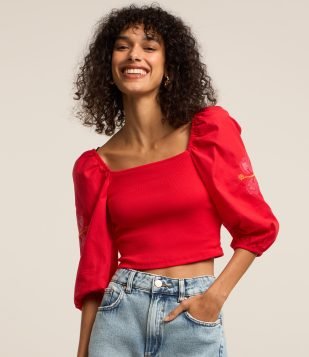 Blusa Cropped em Ribana com Flor Bordada na Manga Bufante Vermelho